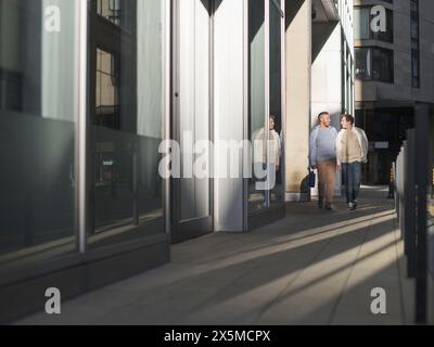 Royaume-Uni, South Yorkshire, couple gay marchant sur le trottoir Banque D'Images