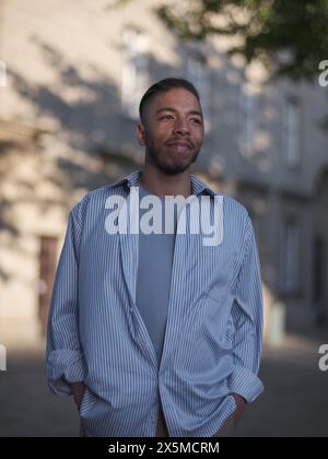 Royaume-Uni, South Yorkshire, Portrait d'homme pensif en chemise blanche debout à l'extérieur Banque D'Images