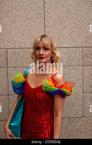 Portrait d'une femme adulte moyenne portant des décorations sur le thème du drapeau arc-en-ciel Banque D'Images