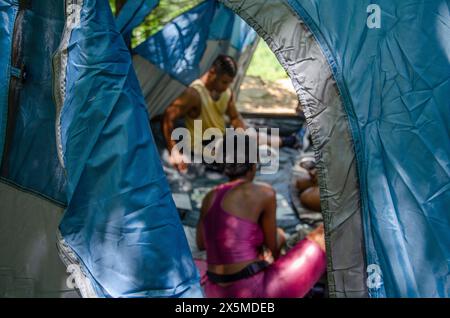 Amis rela, ing dans la tente Banque D'Images