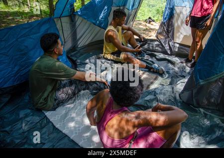 Amis rela, ing dans la tente Banque D'Images