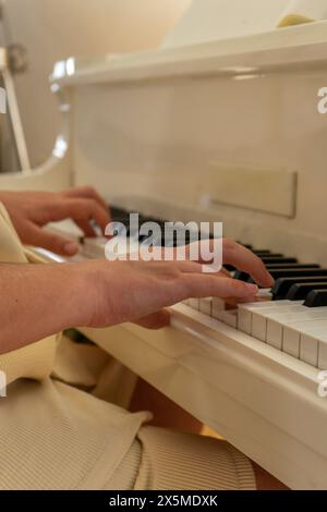 Royaume-Uni, Londres, gros plan d'un homme jouant du piano Banque D'Images