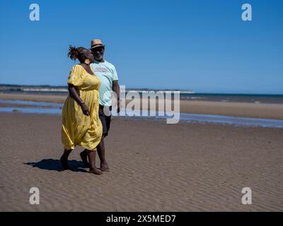 Mature couple walking on beach Banque D'Images