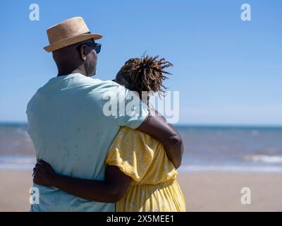 Mature couple hugging on beach Banque D'Images