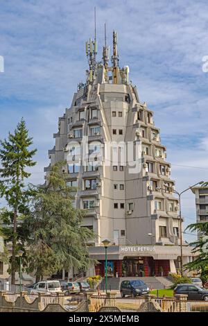 Paracin, Serbie - 06 octobre 2023 : Hôtel Petrus ancien bâtiment en béton avec antenne au sommet de la rue Nikole Pasica. Banque D'Images