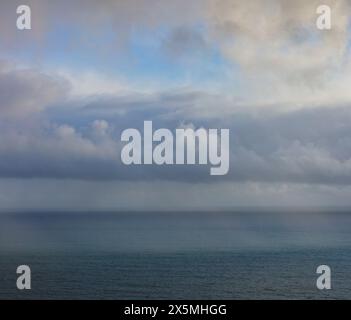 Éclaircissement de la tempête sur le vaste océan au crépuscule, vue depuis la côte de l'Oregon. Banque D'Images