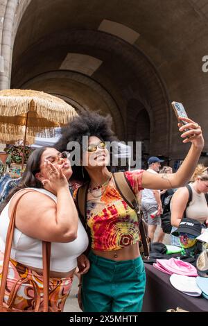 Deux femmes prenant selfie dans la rue Banque D'Images