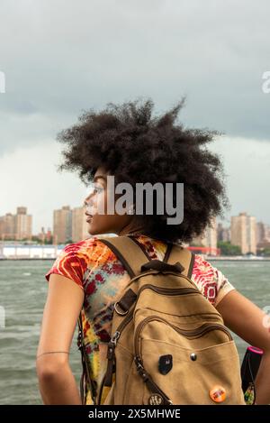 États-Unis, New York, jeune femme avec sac à dos Banque D'Images