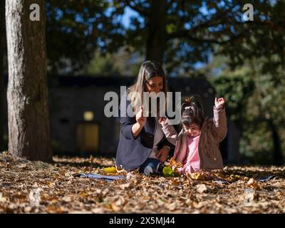 Mère et fille atteintes du syndrome de Down jouant dans le parc Banque D'Images