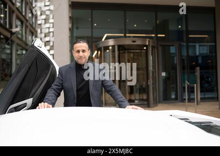 Portrait d'un homme mûr appuyé contre une voiture de luxe Banque D'Images