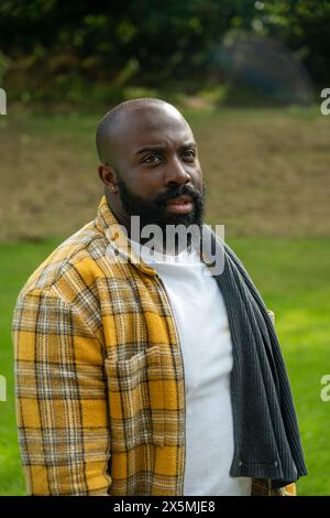 Portrait d'homme debout dans le parc en automne Banque D'Images