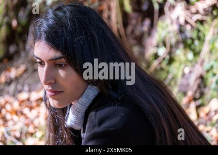 Portrait de femme pensive dans la forêt Banque D'Images