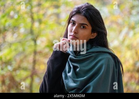 Portrait de femme pensive dans la forêt Banque D'Images