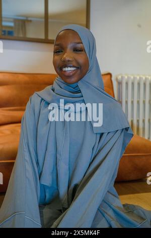 Portrait d'une femme musulmane souriante à la maison Banque D'Images