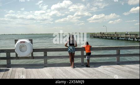 USA, vue arrière du frère et de la sœur debout sur la jetée Banque D'Images