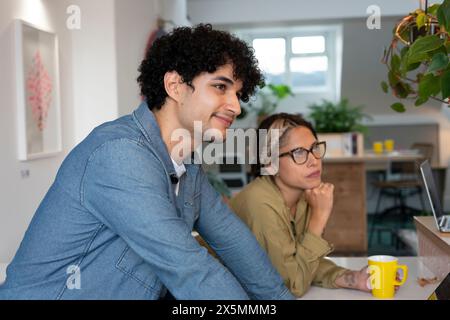 Professionnels créatifs ayant réunion dans le bureau Banque D'Images