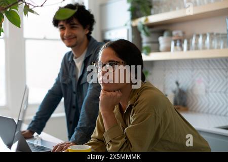 Professionnels créatifs ayant réunion dans la cuisine de bureau Banque D'Images