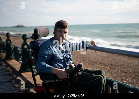 Portrait d'adolescent handicapé au bord de la mer Banque D'Images