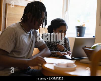 Frère et soeur à faire leurs devoirs Banque D'Images