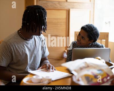 Frère et soeur à faire leurs devoirs Banque D'Images