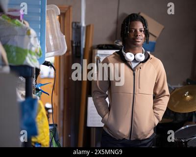 Portrait d'adolescent debout à côté de tambours Banque D'Images