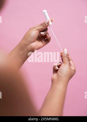 Gros plan des mains de femmes tenant le tampon Banque D'Images