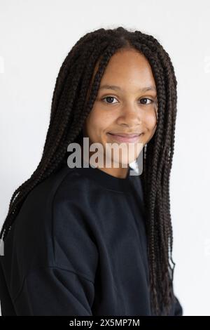 Portrait de fille souriante sur fond blanc Banque D'Images