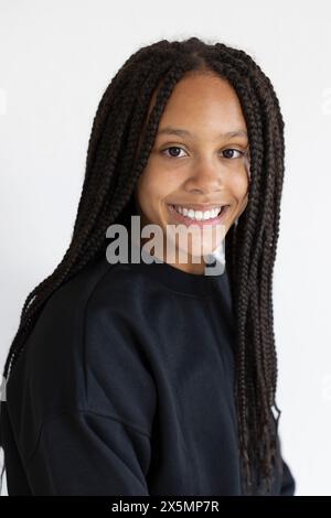 Portrait de fille souriante sur fond blanc Banque D'Images