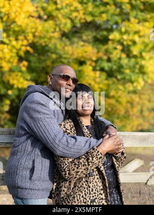 Portrait d'un couple senior embrassant dans la nature Banque D'Images