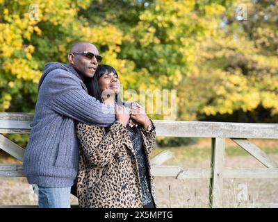 Portrait d'un couple senior embrassant dans la nature Banque D'Images