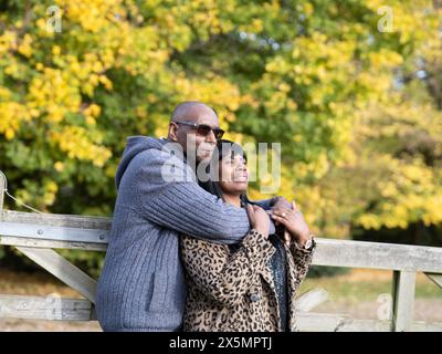 Portrait d'un couple senior embrassant dans la nature Banque D'Images
