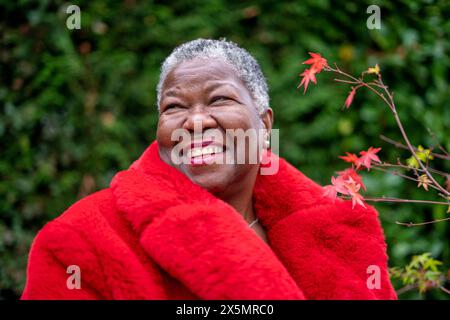 Portrait d'une femme âgée portant un manteau de fourrure rouge Banque D'Images