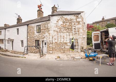 Avant une peinture planifiée ce bâtiment Giggleswick a été dépouillé de peinture prêt pour le re-pointage, le sablage et l'application d'une nouvelle couche de peinture Banque D'Images