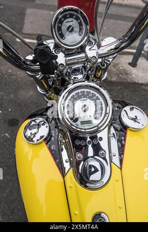 Yellow Harley Davidson garé parmi d'autres motos sur la place du marché de Settle, dans le Yorkshire du Nord. Mai 2024 Banque D'Images