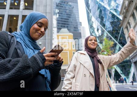 Deux femmes portant des hijabs debout dans la rue Banque D'Images