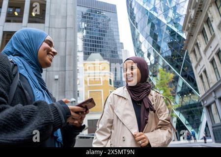 Deux femmes portant des hijabs debout dans la rue Banque D'Images