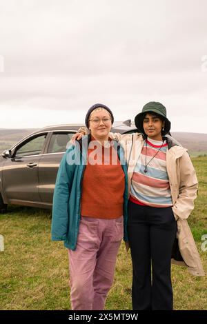 Portrait d'amies féminines prêtes pour la randonnée Banque D'Images