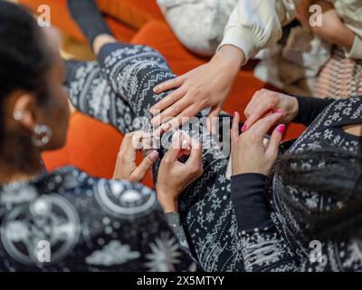 Amis peignant les ongles pendant la nuit des filles à la maison Banque D'Images