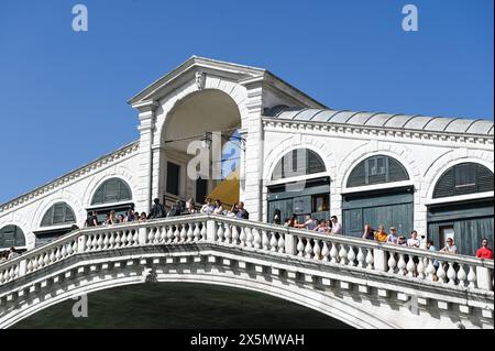 29.04.2024 IM Foto : die bekannte Rialtobrücke, Ponte di Rialto, in Venedig, fotografiert vom canal Grande Venedig Venetien Italien *** 29 04 2024 sur la photo le célèbre Pont du Rialto, Ponte di Rialto, à Venise, photographié depuis le Grand canal Venise Veneto Italie Copyright : xEHLxMedia/Erik-HolmxLanghofx 240429 venedig-2 17 Banque D'Images