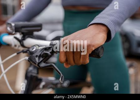 Gros plan de la main sur le guidon de vélo pour femmes Banque D'Images