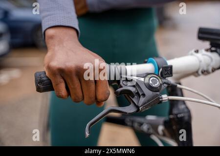 Gros plan de la main sur le guidon de vélo pour femmes Banque D'Images