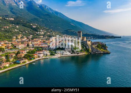 Vue aérienne du château de Scaliger à Malcesine sur le lac de Garde, architecture historique contre la ville animée et Blue Waters Banque D'Images