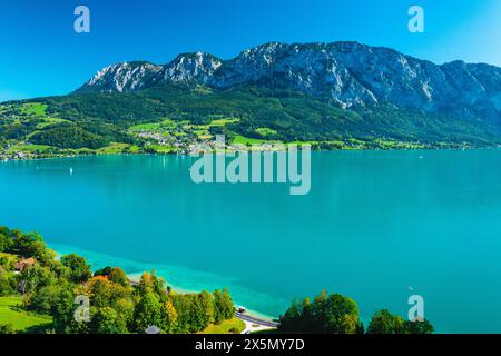 Vue aérienne d'Unterach à Attersee en haute-Autriche, eaux turquoise vibrantes et paysage alpin luxuriant Banque D'Images