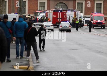 Personnel des services d'urgence lors d'un cordon près des lieux d'un accident. Un autobus de passagers est tombé dans la rivière après avoir franchi une clôture sur un pont à Pétersbourg, en Russie. Les opérations de sauvetage en plongée ont été terminées sur le lieu de l'accident. Selon le ministère russe des situations d'urgence, 9 personnes ont été secourues du bus coulé. Deux sont dans un état terrible, quatre sont dans un état de mort clinique, 3 personnes sont décédées. Banque D'Images