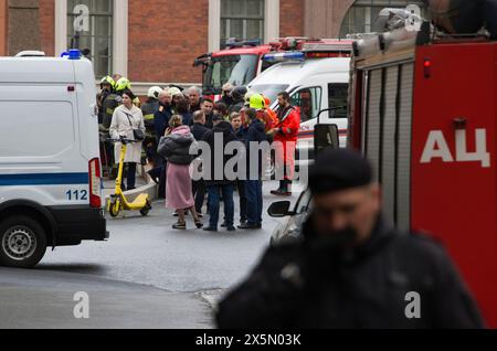 Pétersbourg, Russie. 10 mai 2024. Personnel des services d'urgence lors d'un cordon près des lieux d'un accident. Un autobus de passagers est tombé dans la rivière après avoir franchi une clôture sur un pont à Pétersbourg, en Russie. Les opérations de sauvetage en plongée ont été terminées sur le lieu de l'accident. Selon le ministère russe des situations d'urgence, 9 personnes ont été secourues du bus coulé. Deux sont dans un état terrible, quatre sont dans un état de mort clinique, 3 personnes sont décédées. (Photo par Artem Priakhin/SOPA images/SIPA USA) crédit : SIPA USA/Alamy Live News Banque D'Images