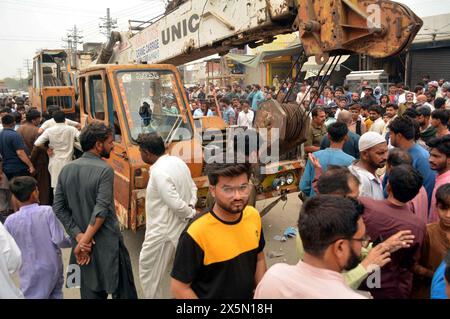 Gujranwala, Pakistan. 10 mai 2024. Les gens sont rassemblés sur place après un horrible accident de la circulation entre grue et chingchi rickshaw, à Awan Chowk à Gujranwala le vendredi 10 mai 2024. Crédit : Pakistan Press International (PPI)/Alamy Live News Banque D'Images