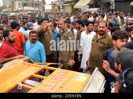 Gujranwala, Pakistan. 10 mai 2024. Les gens sont rassemblés sur place après un horrible accident de la circulation entre grue et chingchi rickshaw, à Awan Chowk à Gujranwala le vendredi 10 mai 2024. Crédit : Pakistan Press International (PPI)/Alamy Live News Banque D'Images