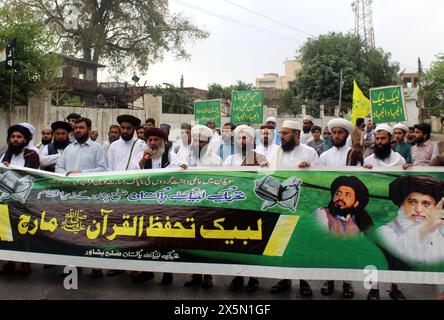 Gujranwala, Pakistan. 10 mai 2024. Des militants de Tehreek-e-Labbaik (TLP) organisent une manifestation de protestation contre la profanation du Saint Coran en Suède, au club de presse de Peshawar le vendredi 10 mai 2024. Crédit : Pakistan Press International (PPI)/Alamy Live News Banque D'Images