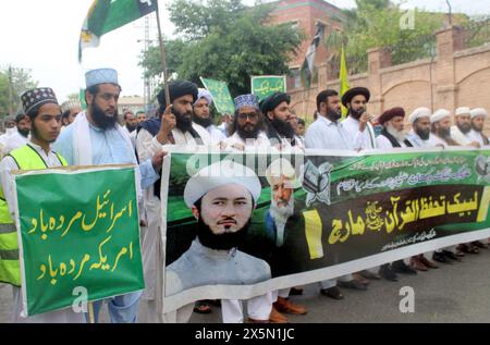 Gujranwala, Pakistan. 10 mai 2024. Des militants de Tehreek-e-Labbaik (TLP) organisent une manifestation de protestation contre la profanation du Saint Coran en Suède, au club de presse de Peshawar le vendredi 10 mai 2024. Crédit : Pakistan Press International (PPI)/Alamy Live News Banque D'Images