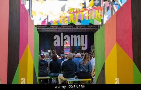 Munich, Allemagne. 10 mai 2024. Claudia Roth, ministre d'État à la culture (Alliance 90/les Verts), assiste à l'inauguration du stade des rêves à Gasteig, à Munich. Crédit : Peter Kneffel/dpa/Alamy Live News Banque D'Images